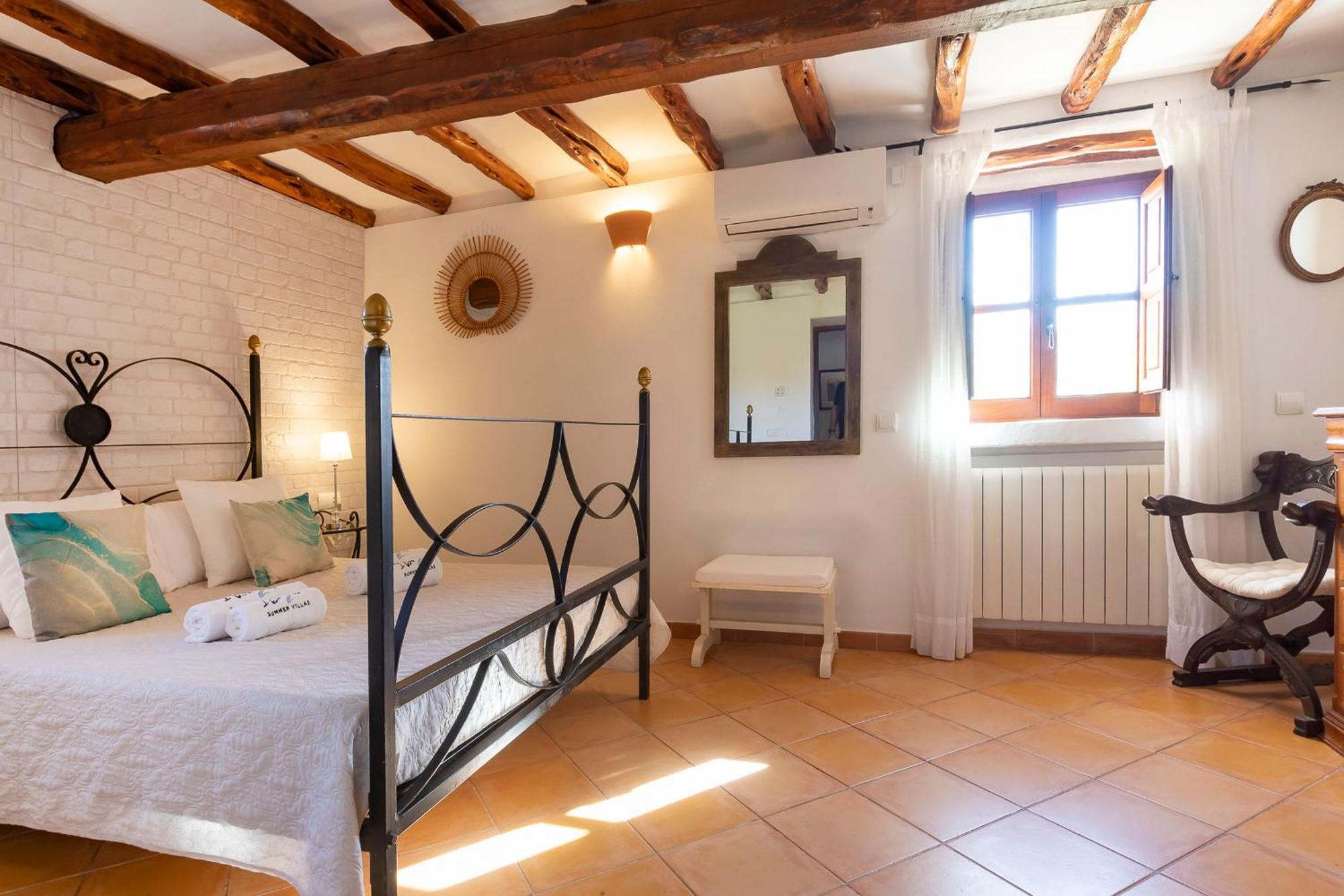 In Sleeps 10 - Sa Vinya Villa *