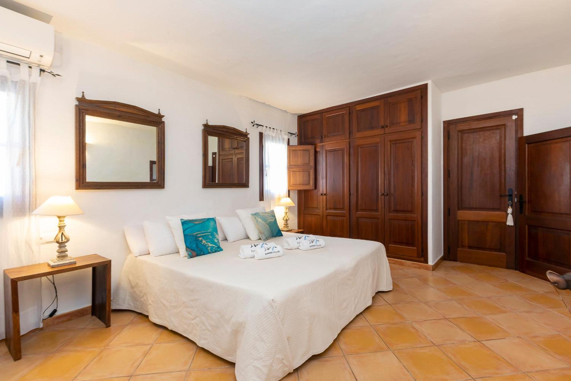 Villa In Sleeps 10 - Sa Vinya