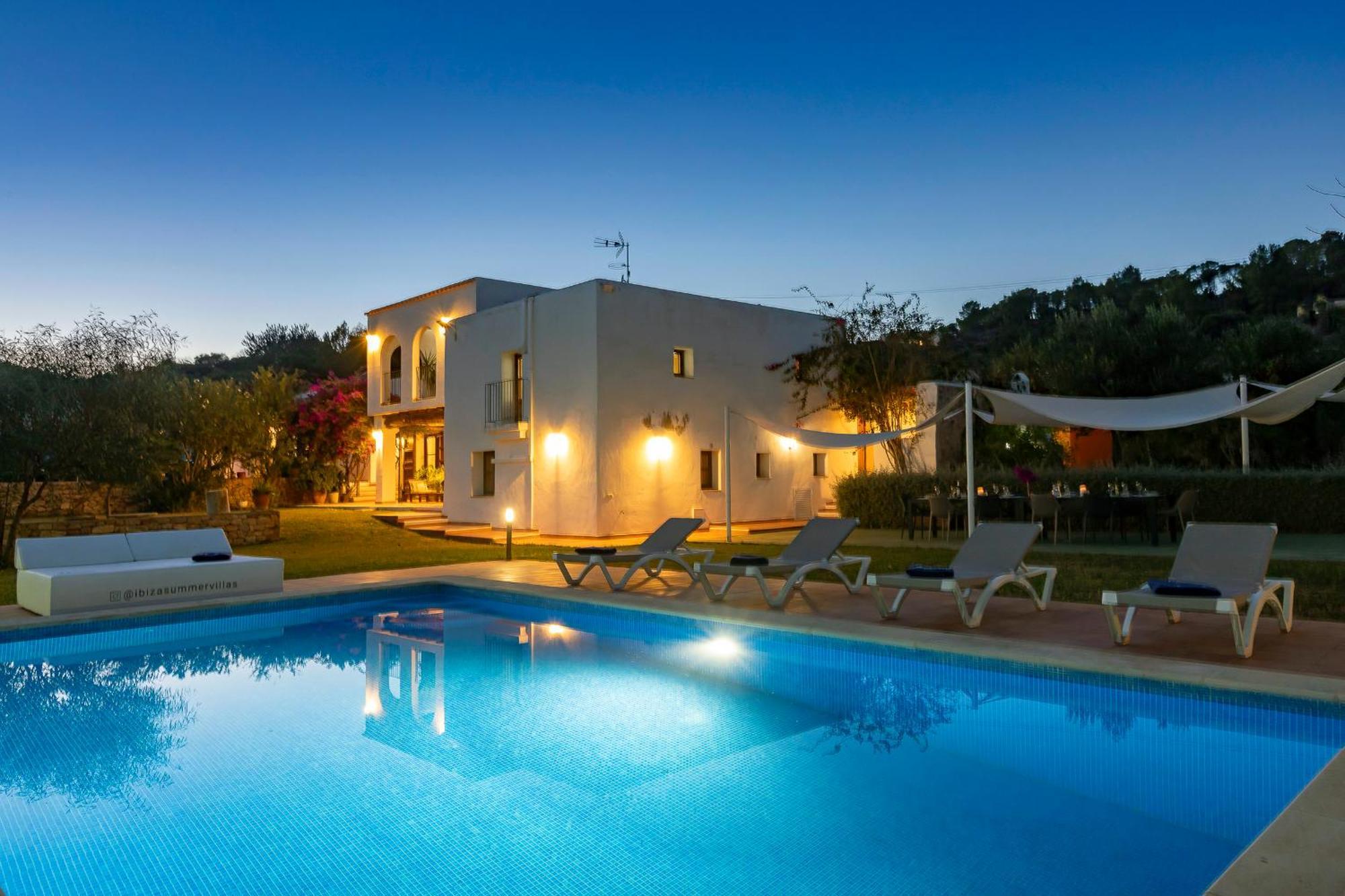 In Sleeps 10 - Sa Vinya Villa *
